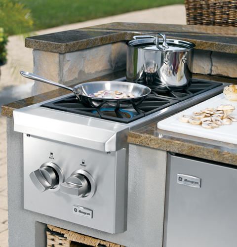 A pair of 15,000 BTU sealed side burners