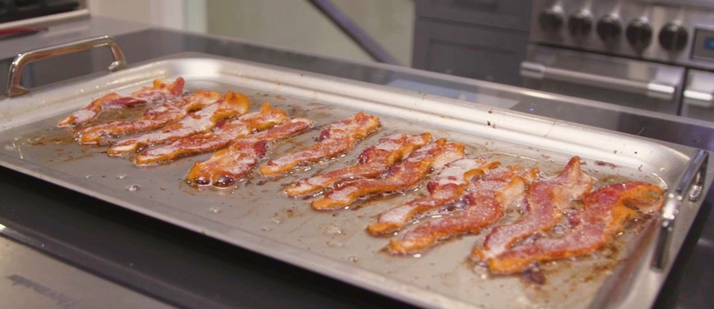 thermador-induction-cooktop-griddle-bacon