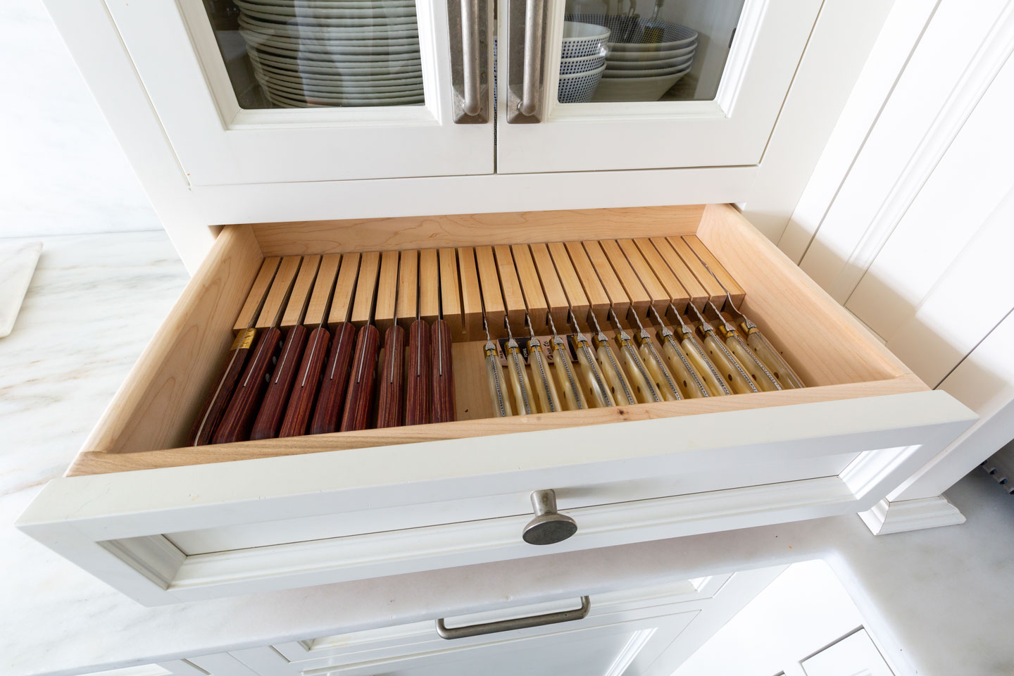 In-drawer knife storage